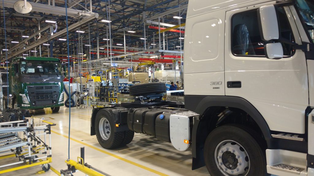 Montagem de cabines de caminhões na fábrica da Volvo