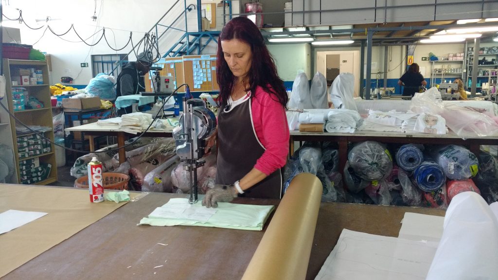 Mulher trabalhando na área têxtil