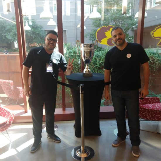 Juliano e Gustavo com a taça da Microsoft Imagine Cup, na Universidade de Washington, em Seattle, local da disputa final.