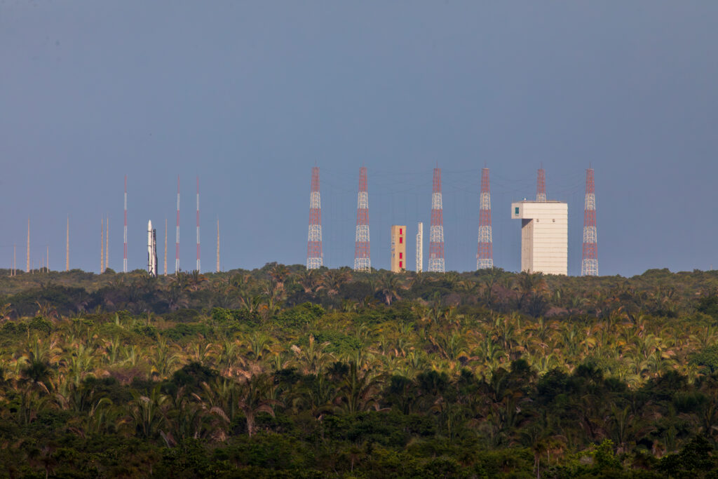 Foguete HANBIT-Nano da Innospace na plataforma de lançamento em Alcântara, Maranhão.