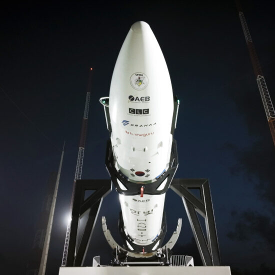 Foguete HANBIT-Nano da Innospace na plataforma de lançamento em Alcântara, Maranhão.  