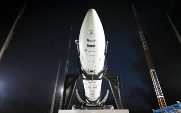 Foguete HANBIT-Nano da Innospace na plataforma de lançamento em Alcântara, Maranhão.  