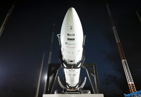 Foguete HANBIT-Nano da Innospace na plataforma de lançamento em Alcântara, Maranhão.  