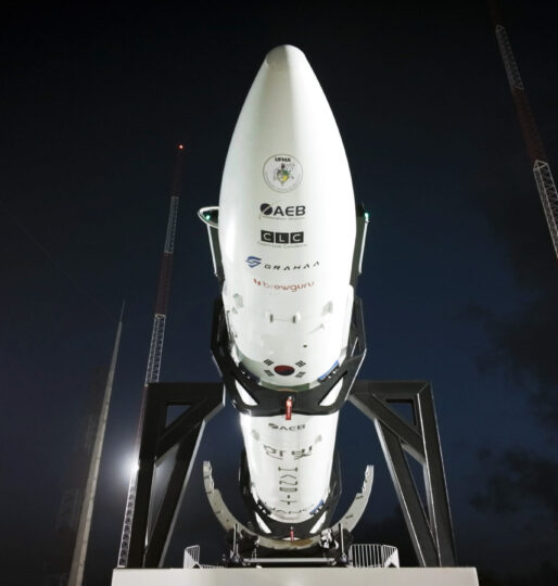 Foguete HANBIT-Nano da Innospace na plataforma de lançamento em Alcântara, Maranhão.  