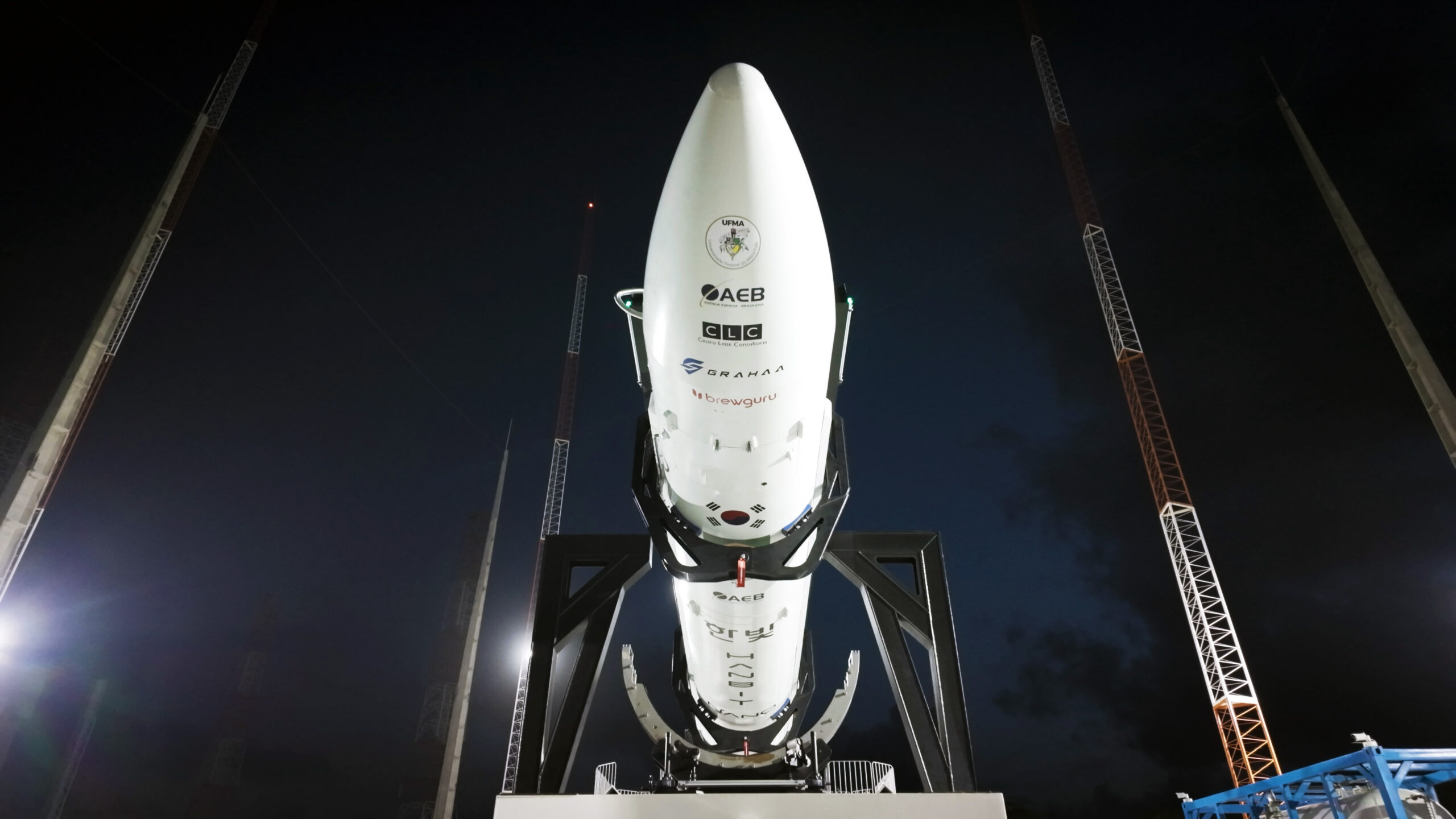 Foguete HANBIT-Nano da Innospace na plataforma de lançamento em Alcântara, Maranhão.  